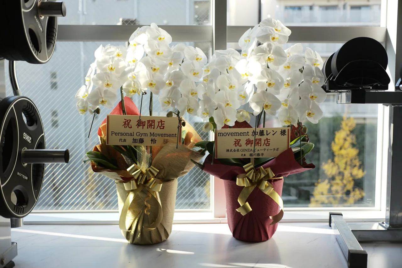 窓際の花と器具