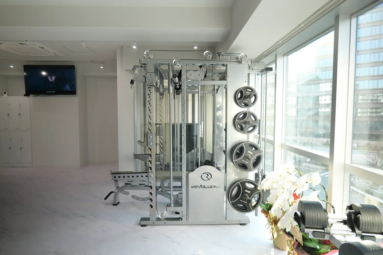 窓際から見たトレーニングマシン